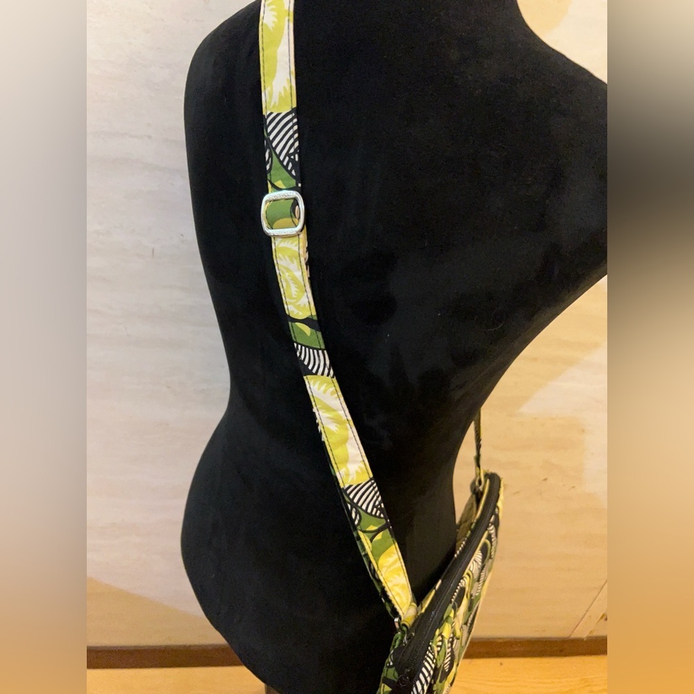 NWT- Vera Bradley Tablet Hipster crossbody bag in the "La Neon Rose" pattern. - Picture 6 of 15